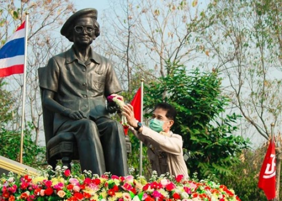 รร.เฉลิมพระเกียรติสมเด็จพระศรีนครินทร์ กำแพงเพชร จัดพิธีบวงสรวงพระราชานุสาวรีย์สมเด็จพระศรีนครินทราบรมราชชนนี