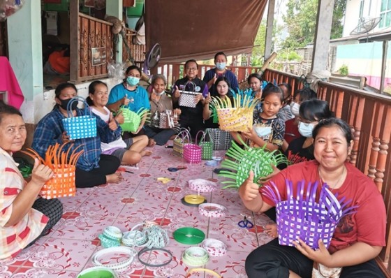 กศน.พรานกระต่าย จัดกิจกรมส่งเสริมอาชีพให้กับประชาชน ด้วยการสานตระกร้าพลาสติกคลาสสิก พร้อมต่อยอดขยายอย่างยั่งยืน