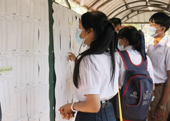 นักเรียนเดินทางมาสอบ TCAS สนามใหญ่อย่าง GAT - PAT ที่สนามสอบโรงเรียนกำแพงเพชรกันแต่เช้า 