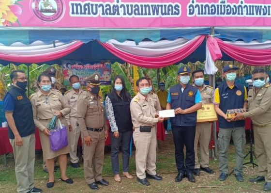 รองผู้ว่ากำแพงเพชรตรวจเยี่ยมเจ้าหน้าที่ประจำด่านดูแลประชาชนเดินทางช่วงเทศกาลสงกรานต์