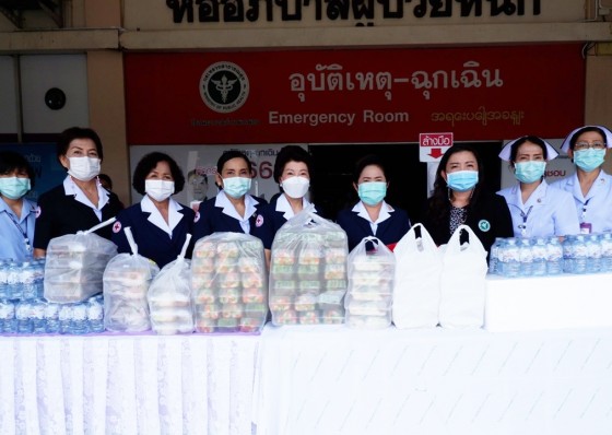 นายกเหล่ากาชาดกำแพงเพชรเยี่ยมและให้กำลังใจบุคลากรทางการแพทย์โรงพยาบาลกำแพงเพชรพร้อมมอบอาหารและน้ำดื่ม  