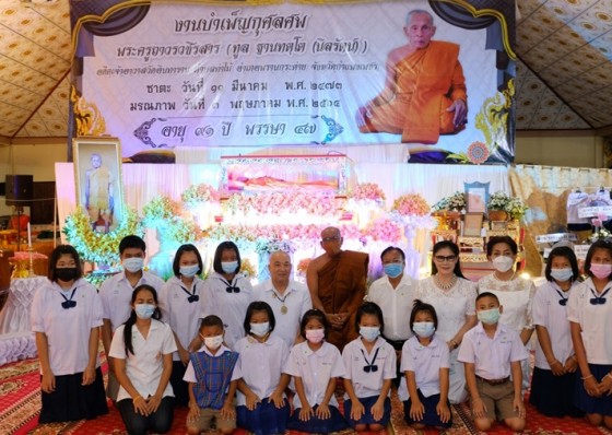 คณะศิษยาณุศิษย์ เข้าร่วมพิธีสวดพระอภิธรรมศพหลวงพ่อทูล อดีตเจ้าอาวาสวัดอินทารามคืนสุดท้ายกันอย่างคับคั่ง