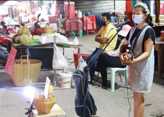 นักเรียน ป.6 เล่นดนตรีร้องเพลงหารายได้ แบ่งเบาภาระพ่อแม่ช่วงเปิดเทอม