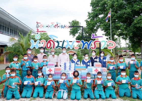 เหล่ากาชาดจังหวัดกำแพงเพชร มอบอุปกรณ์ป้องกันโควิด-19 ให้นักเรียนโรงเรียนบ้านน้ำดิบมะพร้าว