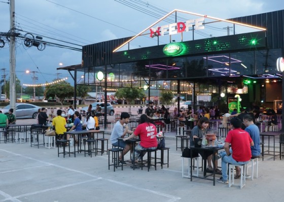 ร้านเหล้าเฟตเฟ่กำแพงเพชรเปลี่ยนมาขายหมูจุ๋ม สู้พิษโควิด-19 หารายได้ช่วยเลี้ยงดูพนักงานร้านกว่า 50 คน 