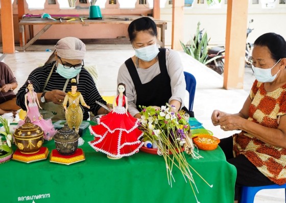 ชาวบ้านหนองปลิง ใช้เวลาว่างรวมกลุ่มสร้างอาชีพปั้นดอกไม้ดิน ทำดอกไม้จันทน์ หารายได้เข้าชุมชน