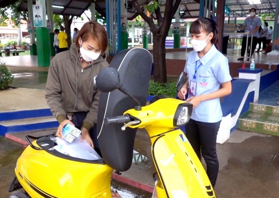 โรงเรียนอนุบาลวาริน มอบเอกสารให้ผู้ปกครองแบบไดร์ฟทรู (Drive Thru)