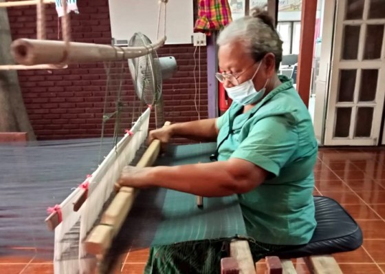 หนึ่งเดียวในโลก “อัตลักษณ์ผ้าถิ่น” ผ้าทอมือจากต้นกล้วยไข่ ฝีมือกลุ่มแม่บ้านอำเภอขาณุวรลักษบุรี