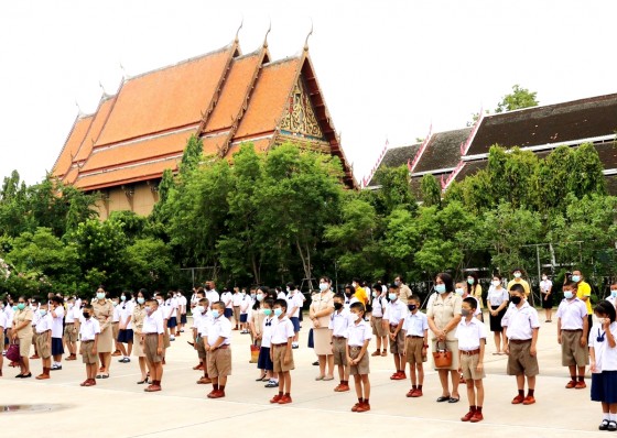 รร.วัดคูยาง เปิดเรียนวันแรก แบ่งเด็กครึ่งห้องสลับวันเรียน ด้านพ่อแม่กำชับให้ลูกสวมหน้ากากไว้ตลอด 