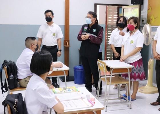 โรงพยาบาลกำแพงเพชร ลงพื้นที่ให้คำแนะนำการเปิดเรียนโรงเรียนวัดคูยาง