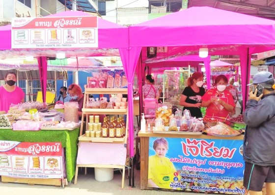 กลุ่มพ่อค้าแม่ค้าตลาดริมปิง เปลี่ยนสถานที่ขายของใหม่ ฝากลูกค้าขาประจำตามไปอุดหนุน