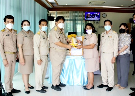 สพม. กำแพงเพชร มอบข้าวสารเป็นกำลังใจให้ครอบครัวนักเรียนที่ติดโควิด-19