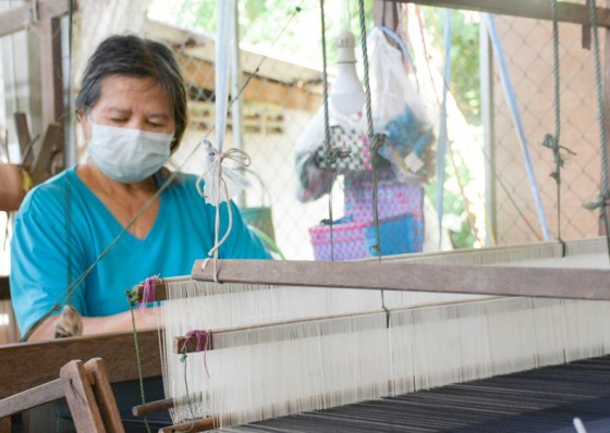 กลุ่มสตรีบ้านใหม่ศรีอุบล ร่วมกันตั้งกลุ่มทอผ้า หารายได้เสริมหลังเว้นว่างจากการทำนา