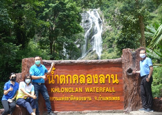 นักท่องเที่ยวเดินทางชมความงามน้ำตกคลองลาน พักผ่อนสุดสัปดาห์ คลายเครียดจากโควิด-19