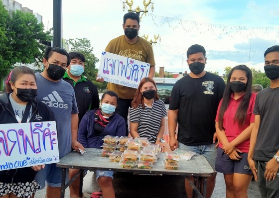 กลุ่ม FRIENDLY CLUB แจกฟรีผัดไทย 200 กล่อง ช่วยชาวบ้าน ด้วยใจยิ่งใหญ่เสมอ