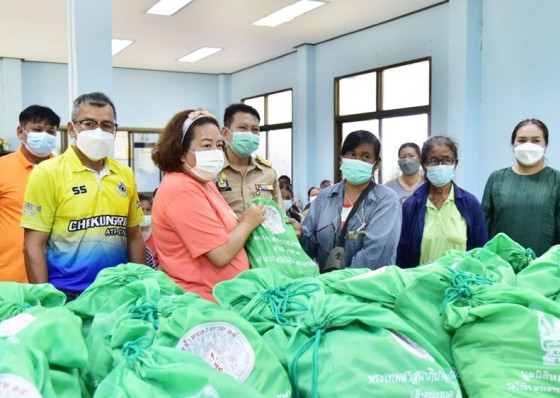 มูลนิธิหลวงพ่อวัดไร่ขิง​ มอบถุงยังชีพช่วยประชาชนน้ำท่วมกำแพงเพชร