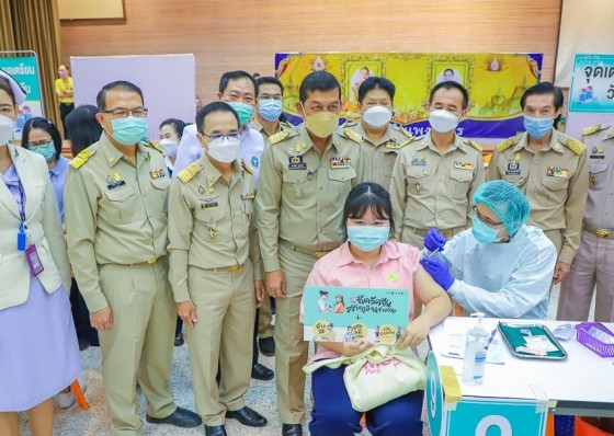 จังหวัดกำแพงเพชร คิกออฟฉีดไฟเซอร์ให้นักเรียน ต้อนรับเปิดเทอม 2 