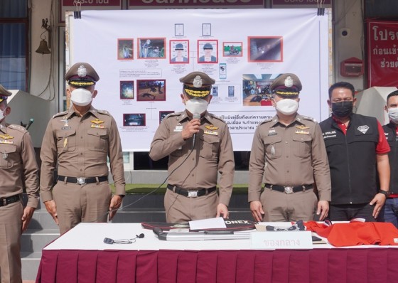 รอง ผบช.ภ.6 แถลงผลการจับกุมคนร้ายใช้อาวุธปืนยิงวัยรุ่นหน้า อบต.ลานดอกไม้ เกี่ยวโยงยาเสพติด 