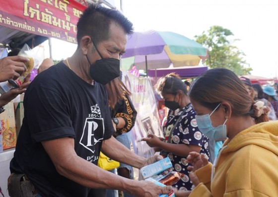 เสี่ยชัชกลับบ้านจัดกิจกรรม “เสี่ยชัชปันสุข” แจกของชาวบ้านแบ่งเบาภาระครัวเรือน พร้อมโชว์มินิคอนเสิร์ตรถแห่โชว์กลางตลาด