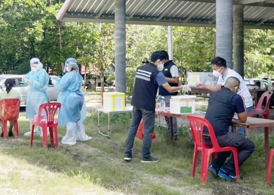 เจ้าหน้าที่สาธารณสุข ตรวจหาเชื้อโควิดแรงงานต่างด้าว ก่อนนำตัวดำเนินคดีต่อ