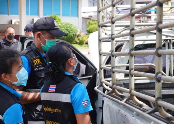ตำรวจเจอแล้วรถขนแรงงานต่างด้าวที่คว่ำ ชาวบ้านในพื้นที่ไม่กังวลพร้อมช่วยเหลือ