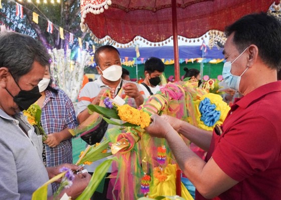 วัดเทพสโมสร จัดพิธียกช่อฟ้าศาลาการเปรียญ พุทธศาสนิกชนเดินทางร่วมบุญคับคั่ง