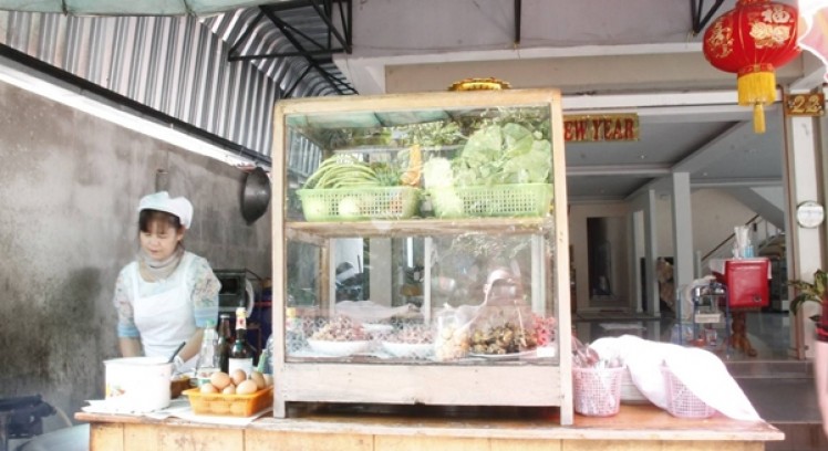 ร้านอาหารตามสั่ง ข้างวัดคูยาง สูตรลับเฉพาะด้วยน้ำปลาพริกที่มีรสชาดไม่ช้ำใคร ซึ่งแต่ละวันจะมีลูกค้าเดินทางมารับประทานที่ร้านตลอดเวลา