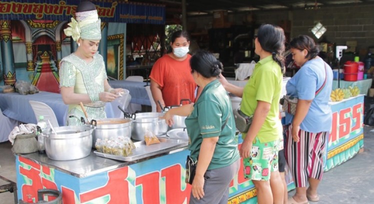 คณะลิเกคลองขลุงบำรุงศิลป์ เปิดร้านข้าวแกง 10 บาท หาเลี้ยงชีพชาวคณะช่วงไม่มีงานแสดง 