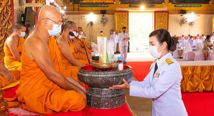 ในหลวงพระราชทานถวายภัตตาหารเพล แด่พระภิกษุสามเณรผู้เข้าทดสอบบาลีสนามหลวง
