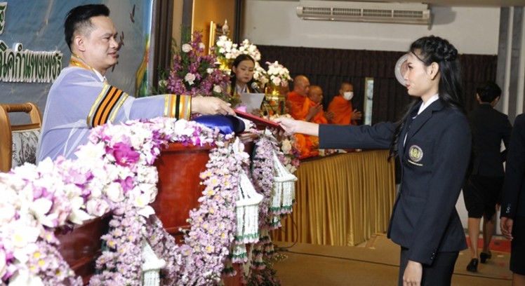 วิทยาลัยเทคนิคกำแพงเพชร มอบใบประกาศนียบัตรให้กับผู้สำเร็จการศึกษาปีการศึกษา 2563