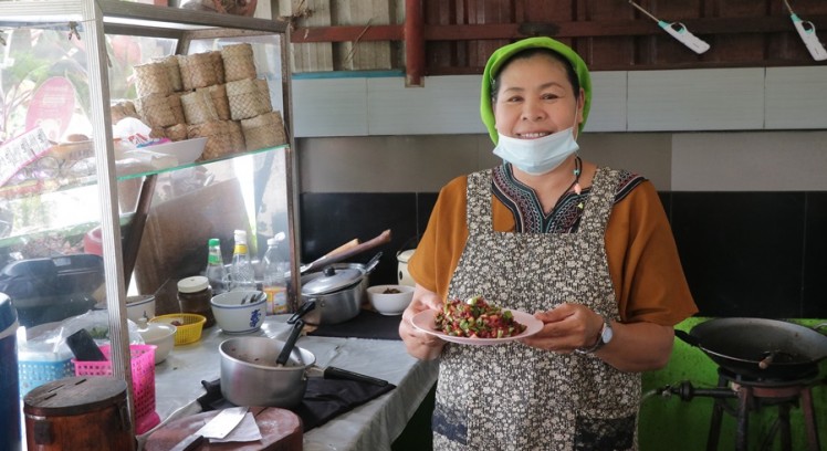 ชวนชิมอาหารอีสานผสมกับอาหารเหนือ อร่อยลงตัวลูกค้าอุดหนุนเพียบ ที่ร้านลาบเลียบ