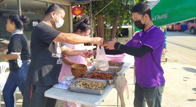 “คมข้าวต้ม” ขายข้าวกล่อง 15 บาท ส่งน้ำใจสู้โควิด-19 ช่วยกันในยามลำบาก