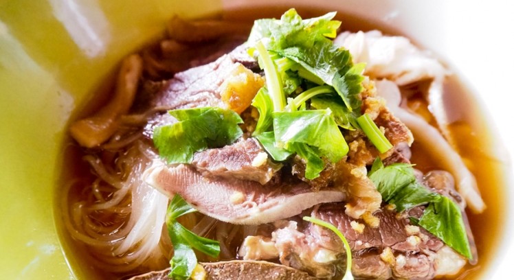 ก๋วยเตี๋ยวเนื้อตุ๋น ปตอ. (สูตรนายลือ) เนื้อและหมูตุ๋นยาจีน อร่อยที่สุดเท่าที่เคยกินมา