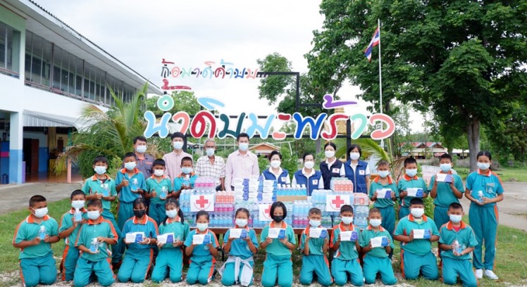 เหล่ากาชาดจังหวัดกำแพงเพชร มอบอุปกรณ์ป้องกันโควิด-19 ให้นักเรียนโรงเรียนบ้านน้ำดิบมะพร้าว