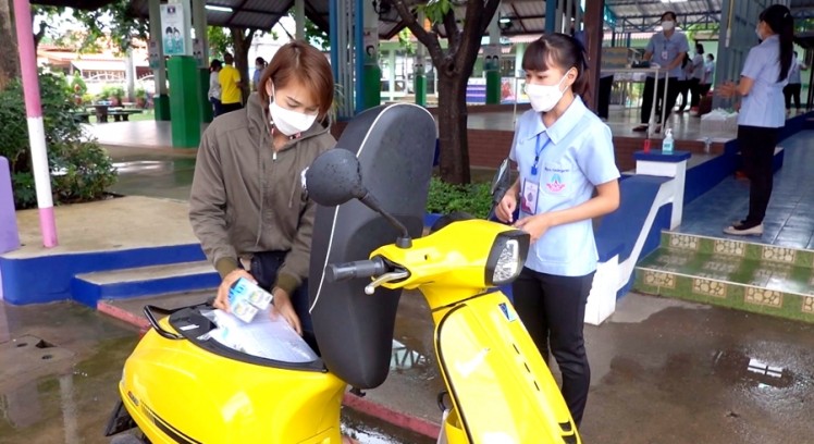 โรงเรียนอนุบาลวาริน มอบเอกสารให้ผู้ปกครองแบบไดร์ฟทรู (Drive Thru)