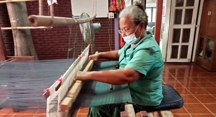 หนึ่งเดียวในโลก “อัตลักษณ์ผ้าถิ่น” ผ้าทอมือจากต้นกล้วยไข่ ฝีมือกลุ่มแม่บ้านอำเภอขาณุวรลักษบุรี