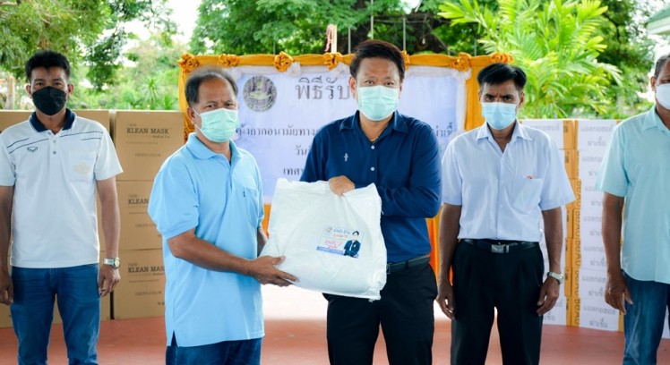 ทต.พรานกระต่าย มอบอุปกรณ์ในการป้องกันและควบคุมไวรัสโควิด -19