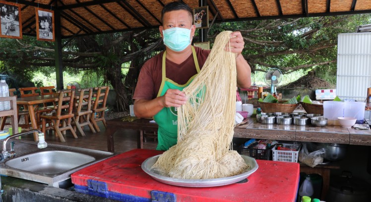 แป๊ะอี่บะหมี่ 100 ปี เส้นบะหมี่ตีเองด้วยมือ อร่อยนุ่มไม่เหมือนใคร