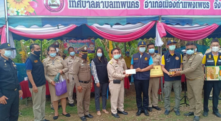 รองผู้ว่ากำแพงเพชรตรวจเยี่ยมเจ้าหน้าที่ประจำด่านดูแลประชาชนเดินทางช่วงเทศกาลสงกรานต์