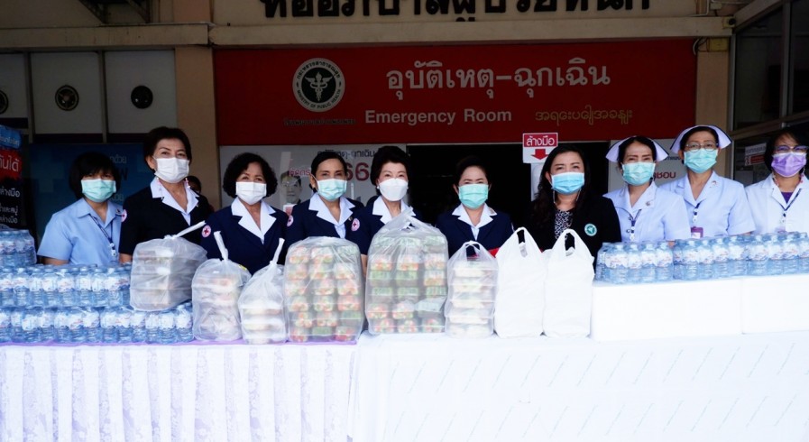 นายกเหล่ากาชาดกำแพงเพชรเยี่ยมและให้กำลังใจบุคลากรทางการแพทย์โรงพยาบาลกำแพงเพชรพร้อมมอบอาหารและน้ำดื่ม  