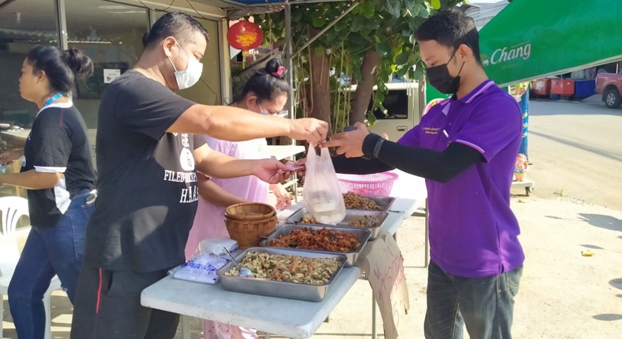 “คมข้าวต้ม” ขายข้าวกล่อง 15 บาท ส่งน้ำใจสู้โควิด-19 ช่วยกันในยามลำบาก