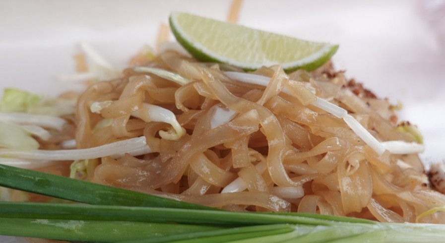 ผัดไทยข้างทาง ห่อละ 10 บาท ช่วยคนรายได้น้อย แต่อร่อยคุ้มราคา