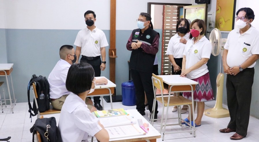 โรงพยาบาลกำแพงเพชร ลงพื้นที่ให้คำแนะนำการเปิดเรียนโรงเรียนวัดคูยาง