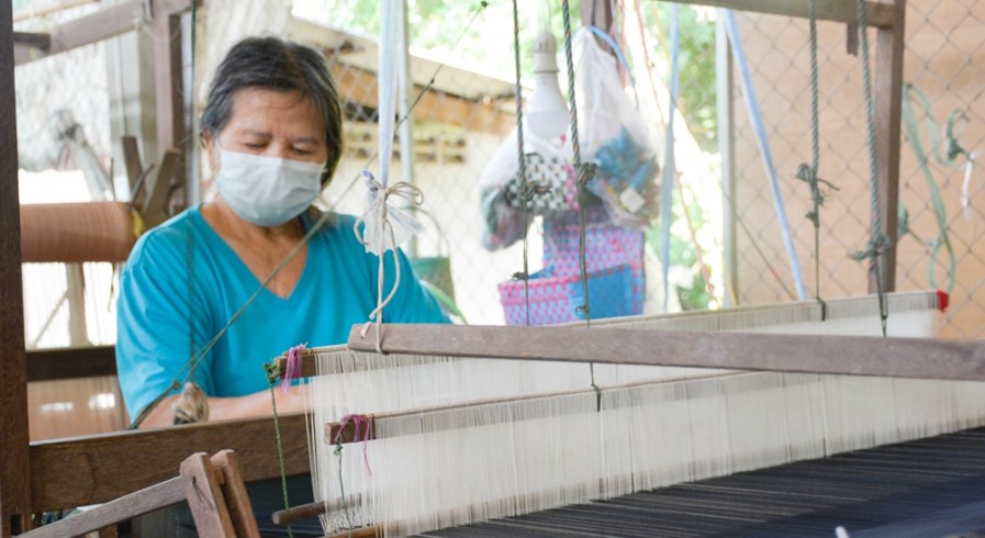 กลุ่มสตรีบ้านใหม่ศรีอุบล ร่วมกันตั้งกลุ่มทอผ้า หารายได้เสริมหลังเว้นว่างจากการทำนา