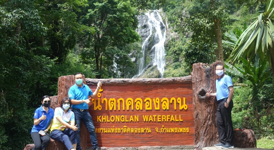 นักท่องเที่ยวเดินทางชมความงามน้ำตกคลองลาน พักผ่อนสุดสัปดาห์ คลายเครียดจากโควิด-19