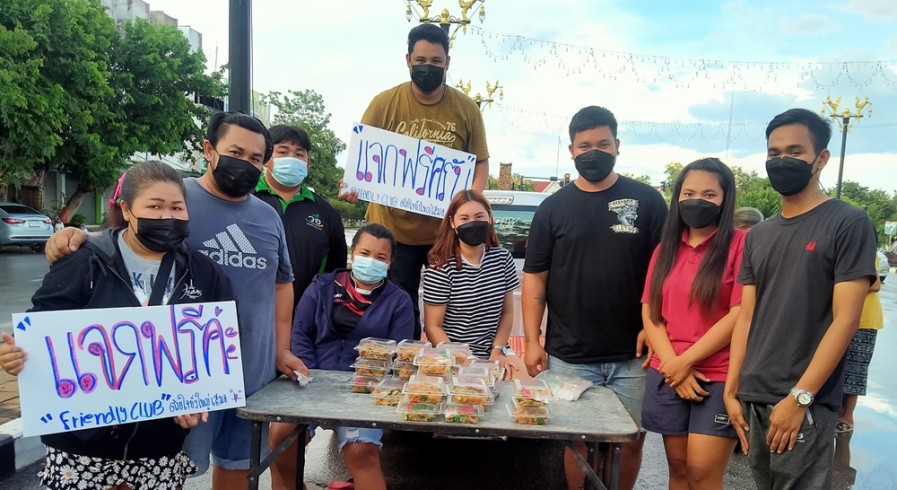 กลุ่ม FRIENDLY CLUB แจกฟรีผัดไทย 200 กล่อง ช่วยชาวบ้าน ด้วยใจยิ่งใหญ่เสมอ