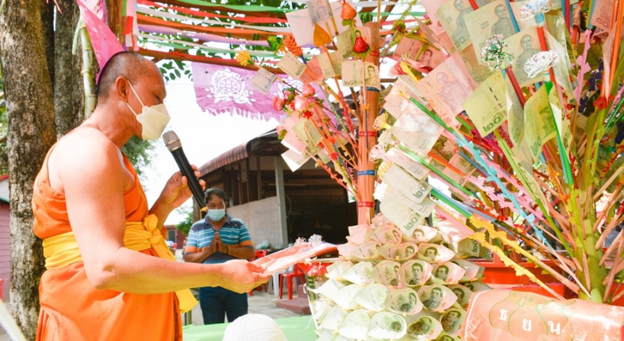 รองบุญช่วยประธานทอดผ้าป่าสามัคคี สำนักสงฆ์พุทธสาวกสะเดาเอน  