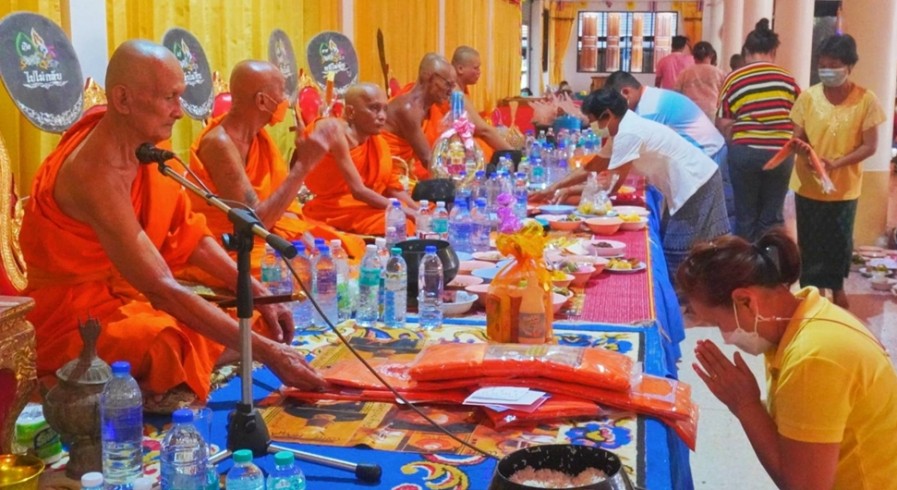 ชาวพุทธตำบลวังตะแบก ทำบุญตักบาตร สรงน้ำพระ สืบสานประเพณีวันสงกรานต์ 