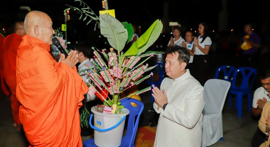 จังหวัดกำแพงเพชร จัดกิจกรรมทำบุญทอดผ้าป่าแถว ในงานประเพณี “สารทไทย-กล้วยไข่ และของดีเมืองกำแพง” หนึ่งเดียวในโลก