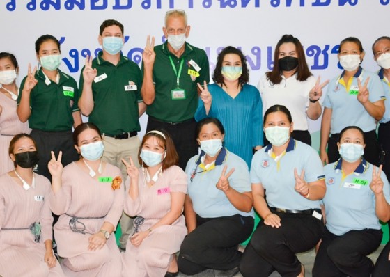 โรงเรียนเตรียมนนาชาติภู่ขจร นำครูชาวไทยและต่างชาติ ฉีดวัคซีนป้องกันโควิด-19 